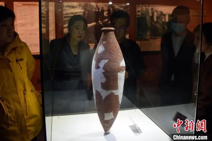 资料图：仰韶文化博物馆“镇馆之宝”小口尖底瓶备受瞩目。孙自法 摄